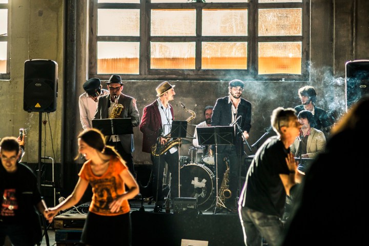 QIN-AND-THE-SAPIENS-2-2- mercado-motores.jpg